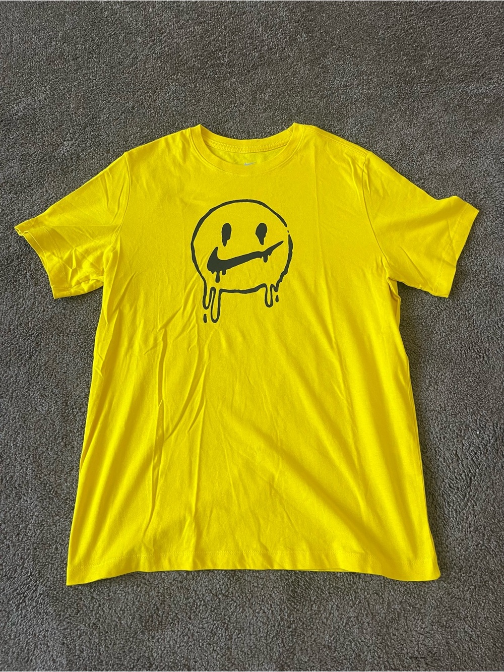 Nike Yellow Drip Swoosh Smiley Face Graphic Tee Size Large NWOT